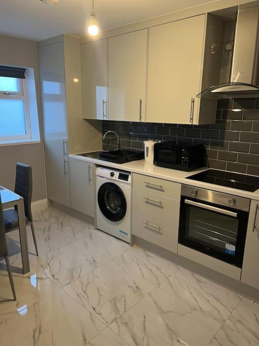 Potters Hideout- 2 Bedroom 2 Bathroom Apartment Watford  Exterior foto
